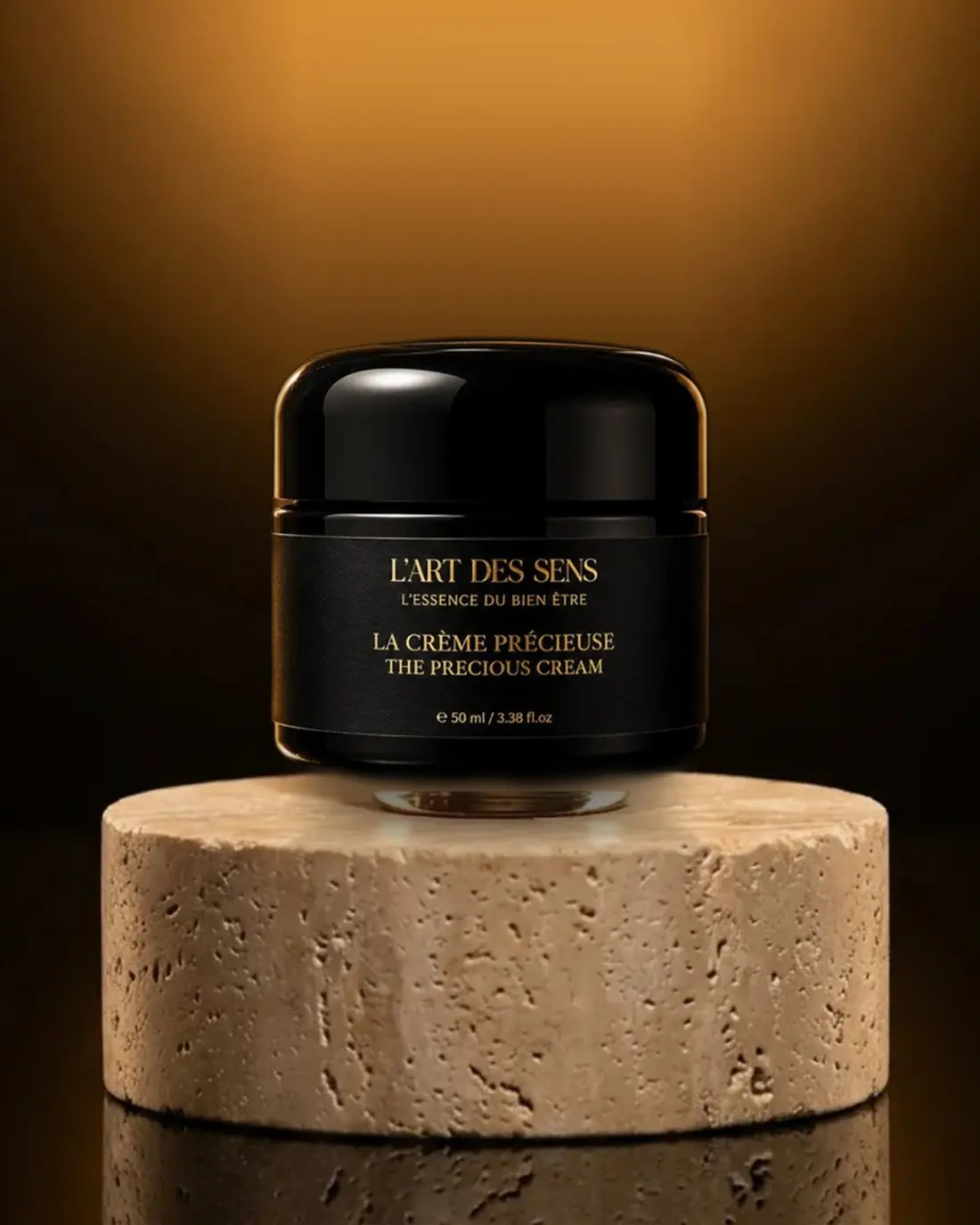 La Crème Précieuse L’Art des Sens — pot 50 ml sur socle travertin, lumière dorée
