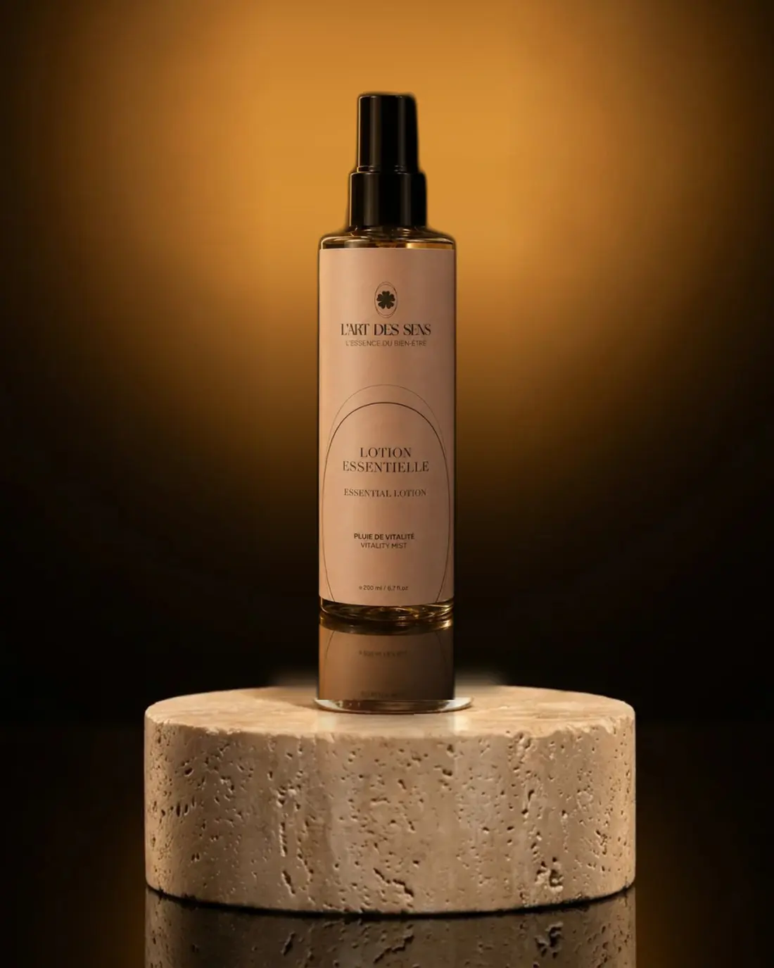 La Lotion Essentielle L’Art des Sens — brume sur socle travertin, lumière dorée